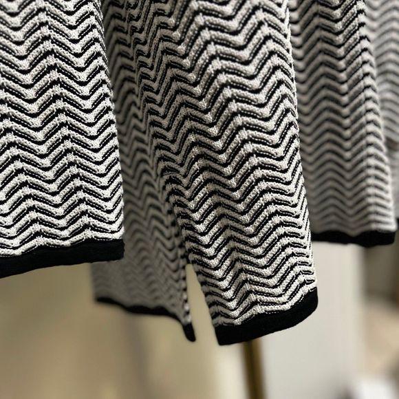 Exclusively Misook Black/White Chevron zip up Jacket - Picture 6 of 7